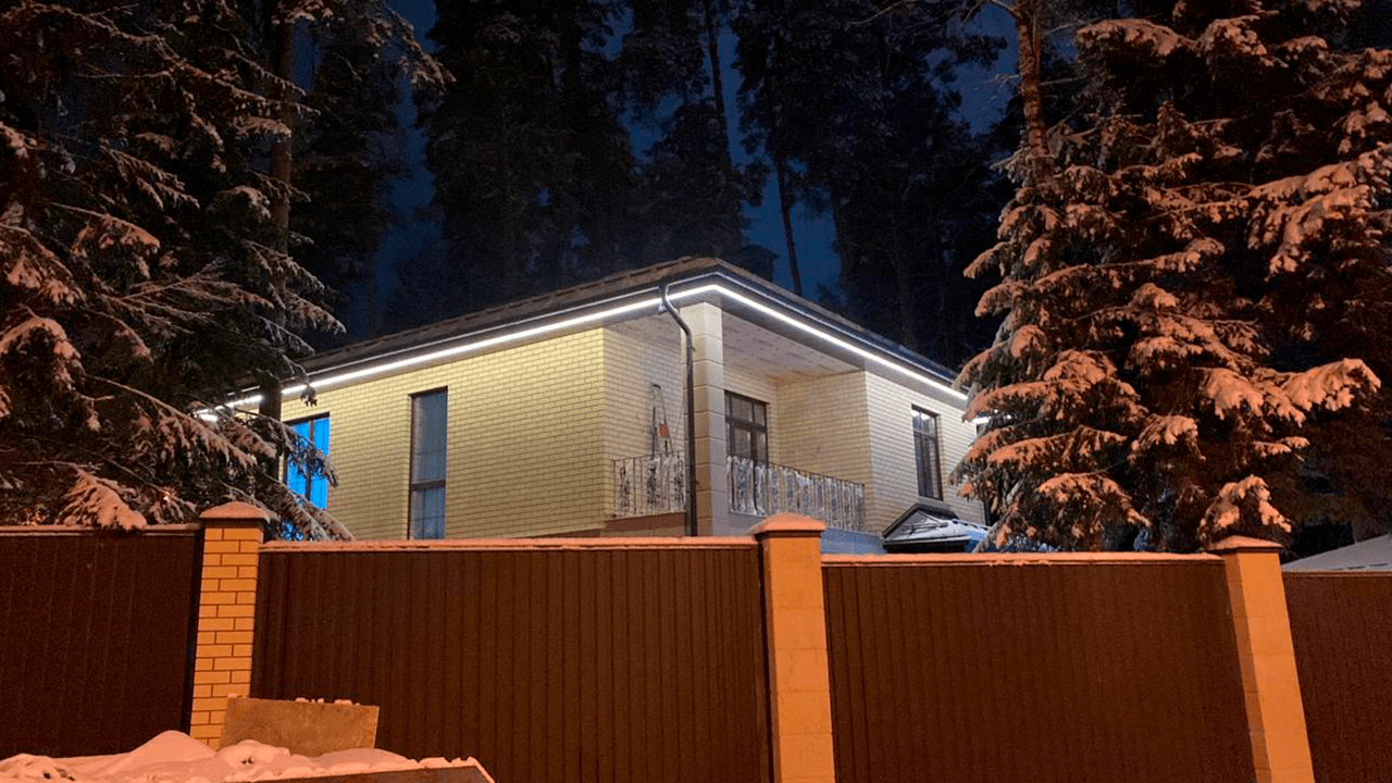 Яркая подсветка фасада загородного дома