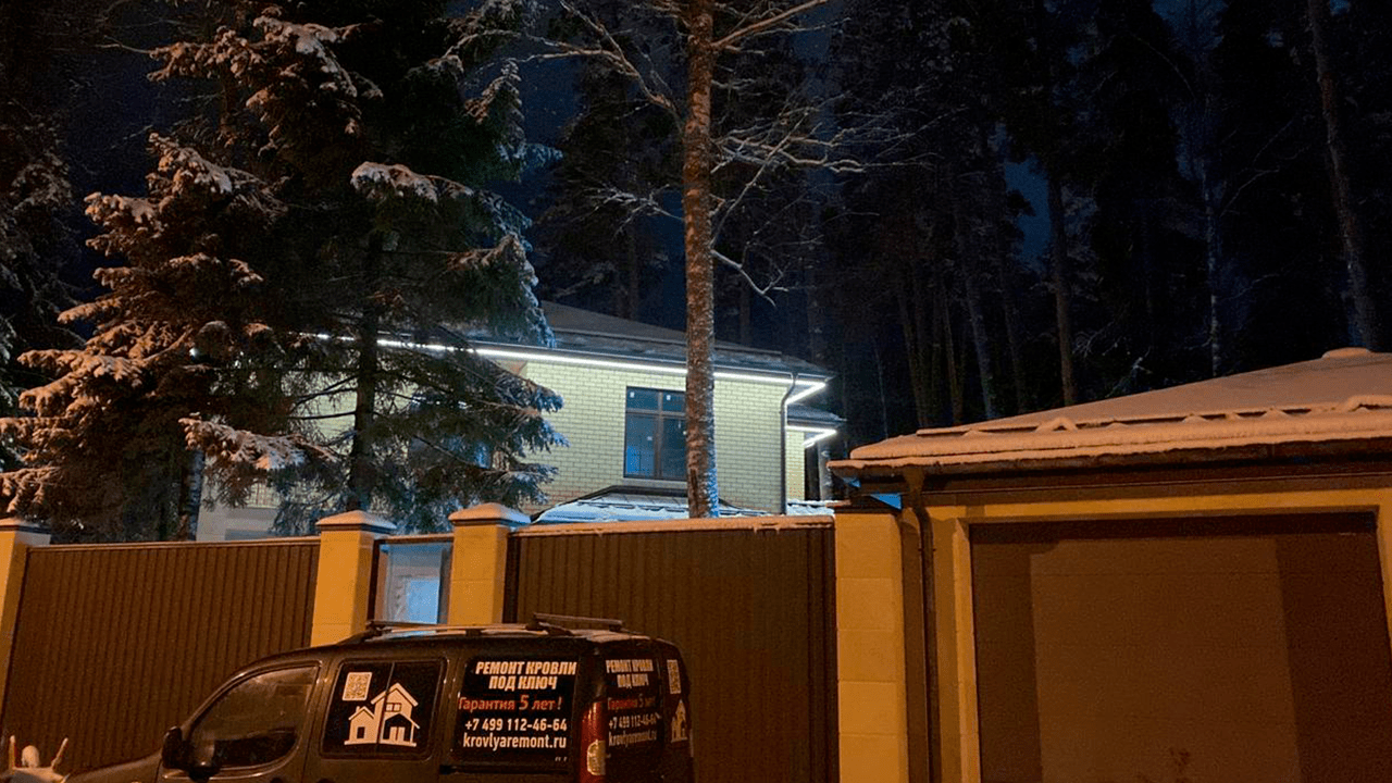 Яркая подсветка фасада загородного дома