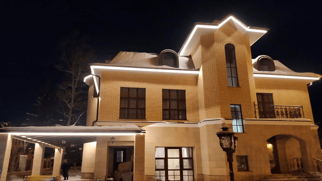 Новогоднее освещение коттеджа в классическом стиле