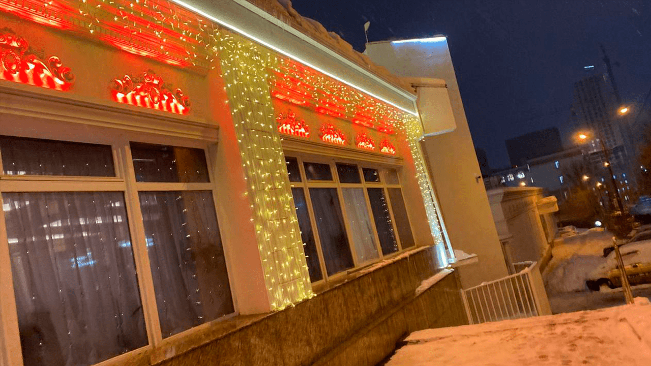Яркая подсветка фасада загородного дома